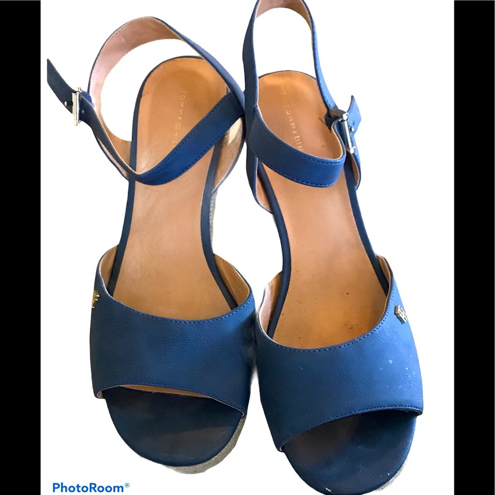 Tommy Hilfiger wedges in blue with TH logo in gold
